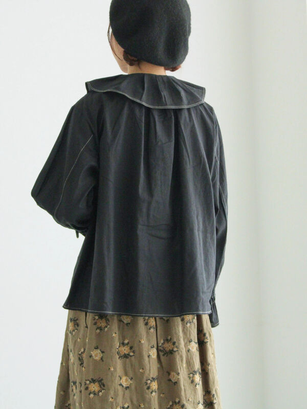 フリル配色ステッチブラウス（ブラック/サックスブルー/キナリ