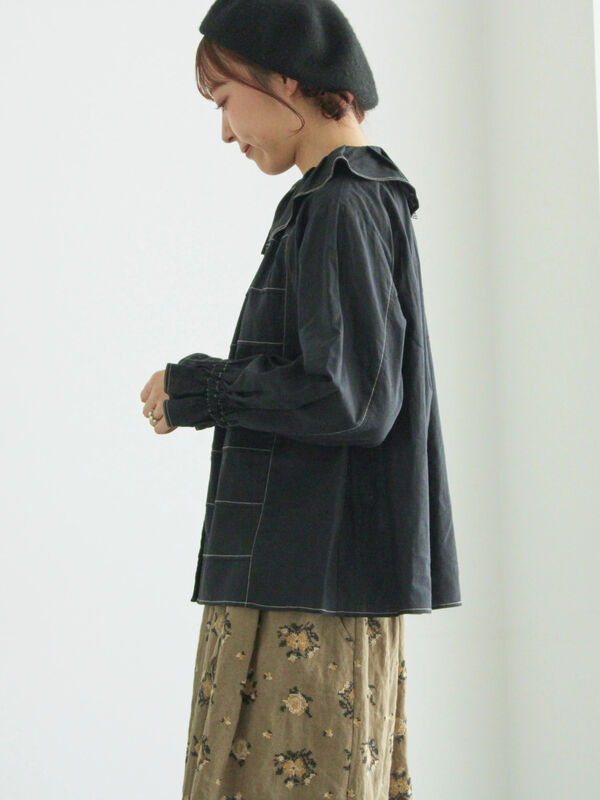 セール】 フリル配色ステッチブラウス（ブラック/サックスブルー