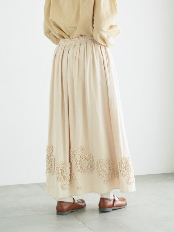 TSUHARU by Samansa Mos2 　裾フラワー柄フリル刺繍スカート セール】 裾フラワー柄フリル刺繍スカート（ブラック/キナリ/ボトムス