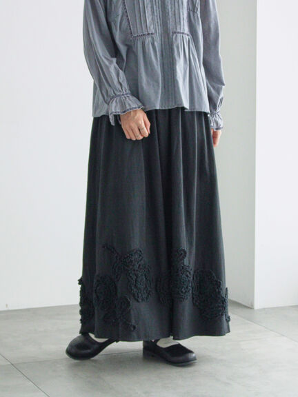 裾フラワー柄フリル刺繍スカート（ブラック/キナリ）｜TSUHARU by Samansa Mos2（ツハルバイサマンサモスモス）通販