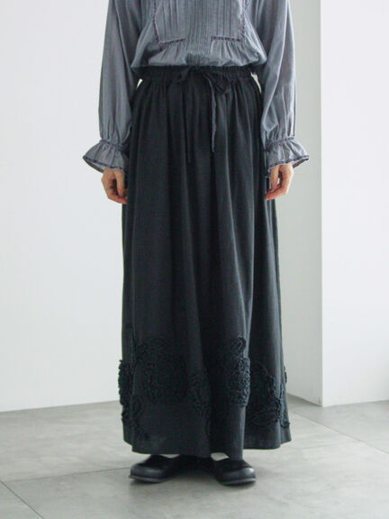 裾フラワー柄フリル刺繍スカート（ブラック/キナリ）｜TSUHARU by Samansa Mos2（ツハルバイサマンサモスモス）通販