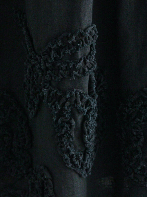 フリル付き花柄刺繍スカート 裾フラワー柄フリル刺繍スカート（ブラック/キナリ/ボトムス