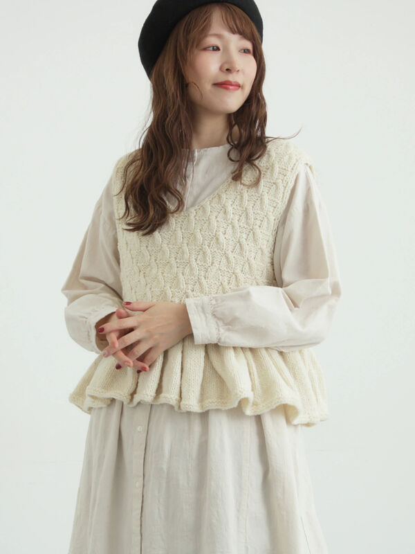 【ペルーニット】裾フリル前後着ベスト（オフホワイト）｜TSUHARU by Samansa Mos2（ツハルバイサマンサモスモス）通販