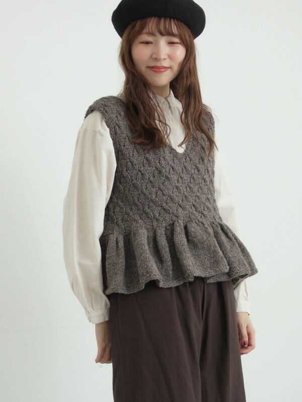 ペルーニット】裾フリル前後着ベスト（オフホワイト/チャコールグレー