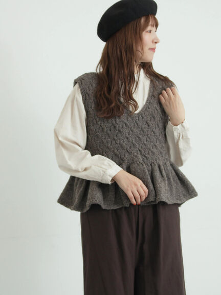 【ペルーニット】裾フリル前後着ベスト（オフホワイト/チャコールグレー）｜TSUHARU by Samansa Mos2（ツハルバイサマンサモスモス）通販