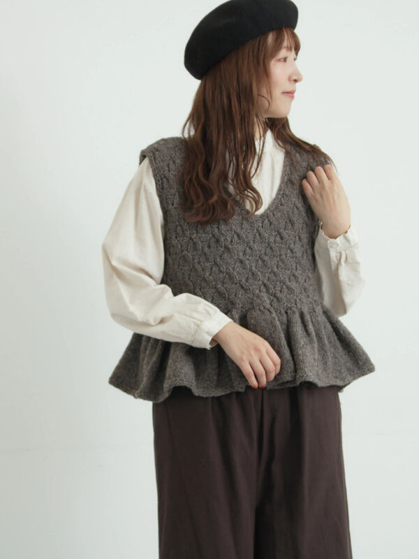 セール】 【ペルーニット】裾フリル前後着ベスト（オフホワイト