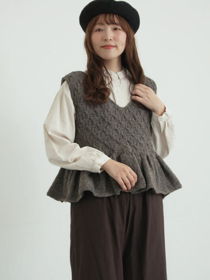 【ペルーニット】裾フリル前後着ベスト（オフホワイト/チャコールグレー）｜TSUHARU by Samansa Mos2（ツハルバイサマンサモスモス）通販