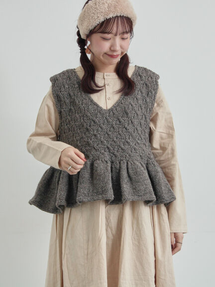【ペルーニット】裾フリル前後着ベスト（オフホワイト/チャコールグレー）｜TSUHARU by Samansa Mos2（ツハルバイサマンサモスモス）通販