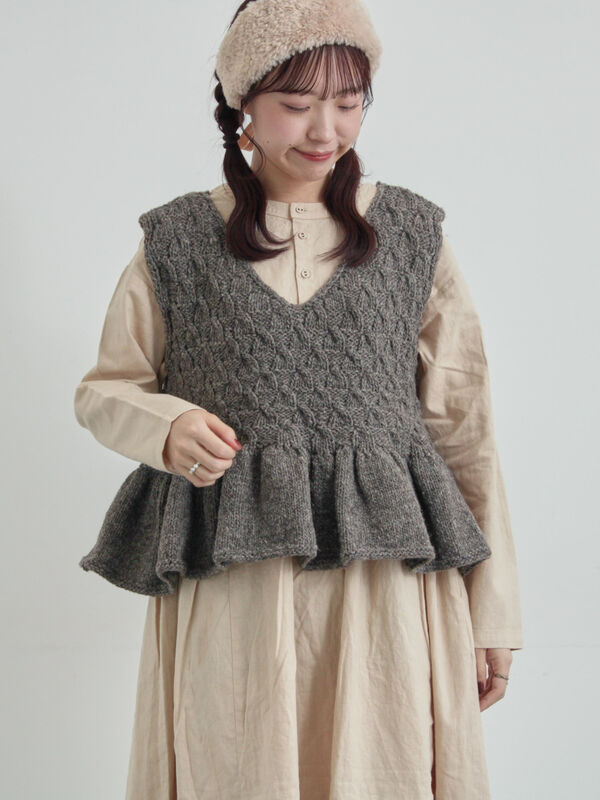 セール】 【ペルーニット】裾フリル前後着ベスト（オフホワイト