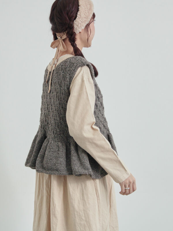 ペルーニット】裾フリル前後着ベスト（オフホワイト/チャコールグレー