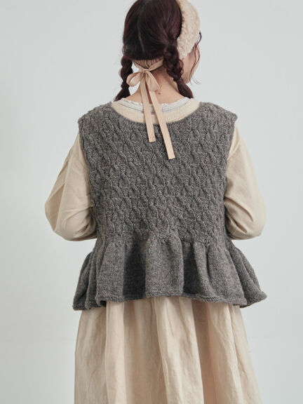 【ペルーニット】裾フリル前後着ベスト（オフホワイト/チャコールグレー）｜TSUHARU by Samansa Mos2（ツハルバイサマンサモスモス）通販