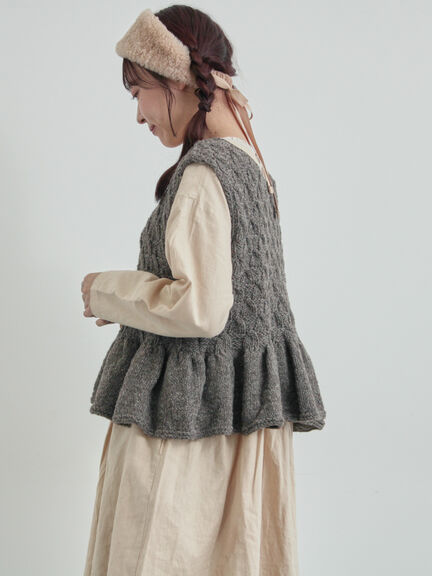 【ペルーニット】裾フリル前後着ベスト（オフホワイト/チャコールグレー）｜TSUHARU by Samansa Mos2（ツハルバイサマンサモスモス）通販