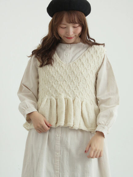 【ペルーニット】裾フリル前後着ベスト（オフホワイト/チャコールグレー）｜TSUHARU by Samansa Mos2（ツハルバイサマンサモスモス）通販