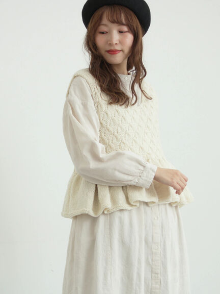 【ペルーニット】裾フリル前後着ベスト（オフホワイト/チャコールグレー）｜TSUHARU by Samansa Mos2（ツハルバイサマンサモスモス）通販