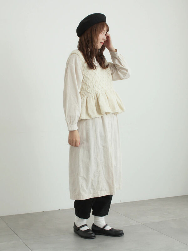 ペルーニット】裾フリル前後着ベスト（オフホワイト/チャコールグレー