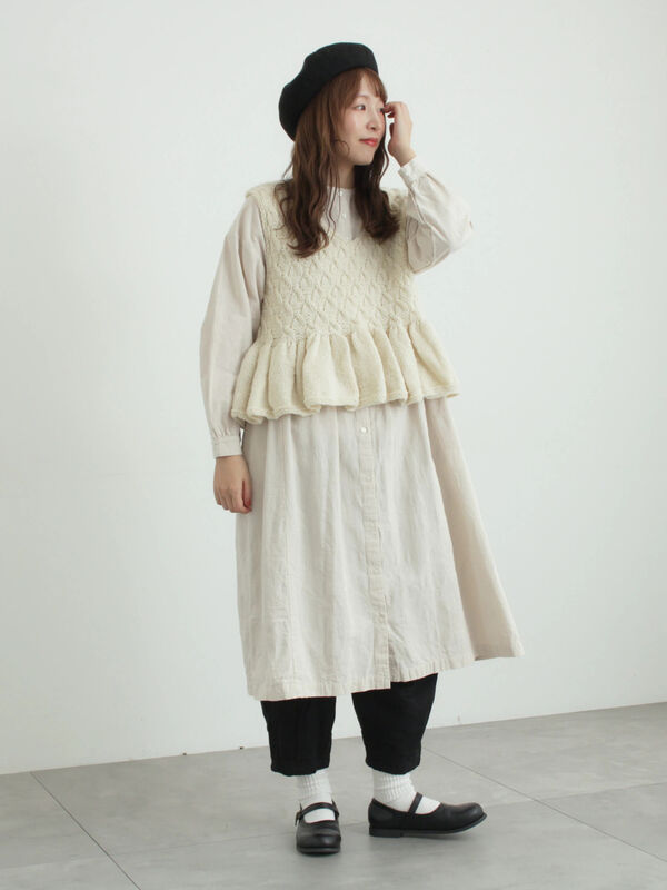 ペルーニット】裾フリル前後着ベスト（オフホワイト/チャコールグレー