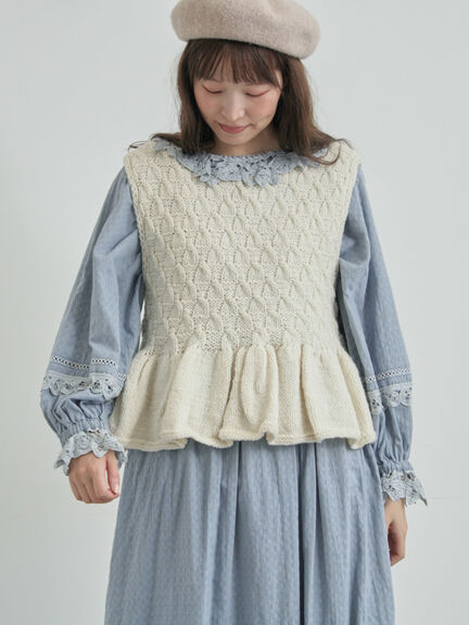 【ペルーニット】裾フリル前後着ベスト（オフホワイト/チャコールグレー）｜TSUHARU by Samansa Mos2（ツハルバイサマンサモスモス）通販