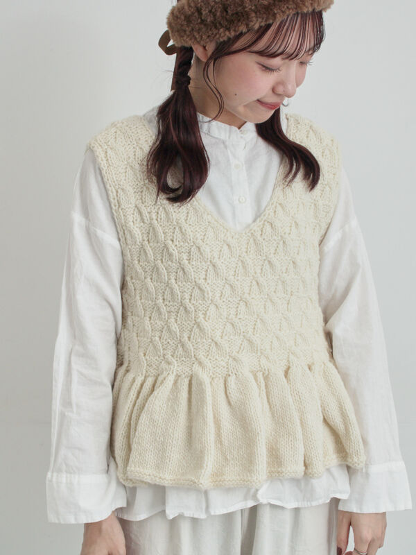 ペルーニット】裾フリル前後着ベスト（オフホワイト/チャコールグレー