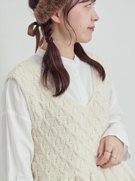 【ペルーニット】裾フリル前後着ベスト（オフホワイト/チャコールグレー）｜TSUHARU by Samansa Mos2（ツハルバイサマンサモスモス）通販