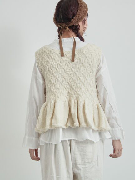 【ペルーニット】裾フリル前後着ベスト（オフホワイト/チャコールグレー）｜TSUHARU by Samansa Mos2（ツハルバイサマンサモスモス）通販