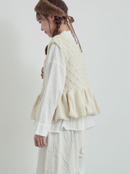 【ペルーニット】裾フリル前後着ベスト（オフホワイト/チャコールグレー）｜TSUHARU by Samansa Mos2（ツハルバイサマンサモスモス）通販