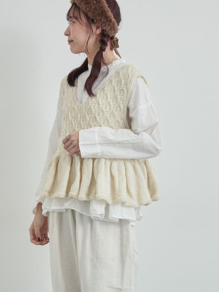 【ペルーニット】裾フリル前後着ベスト（オフホワイト/チャコールグレー）｜TSUHARU by Samansa Mos2（ツハルバイサマンサモスモス）通販