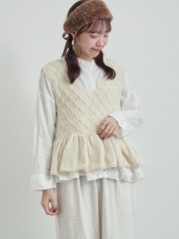 ペルーニット】裾フリル前後着ベスト（オフホワイト/チャコールグレー