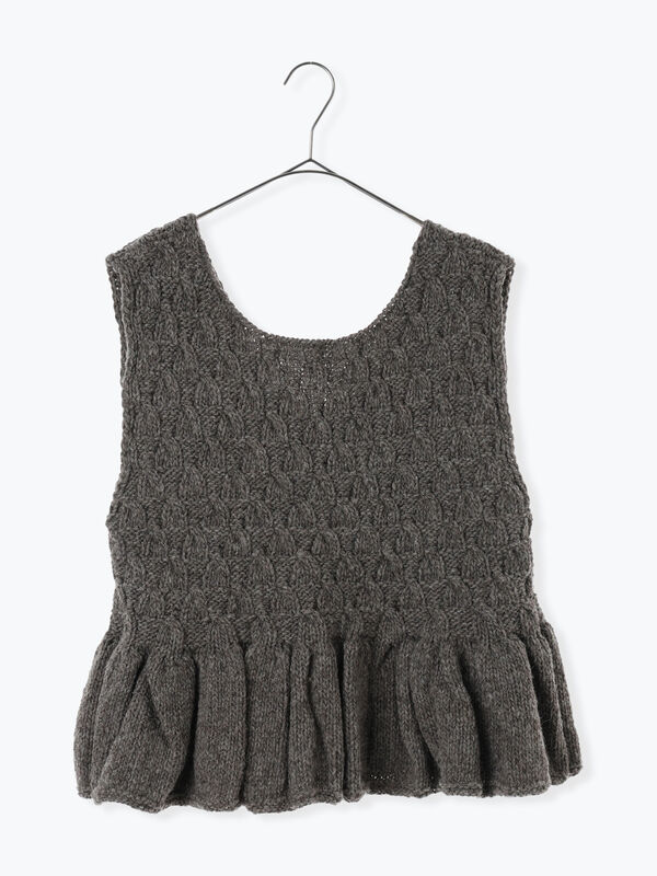 ペルーニット】裾フリル前後着ベスト（オフホワイト/チャコールグレー