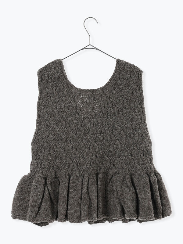 ペルーニット】裾フリル前後着ベスト（オフホワイト/チャコールグレー