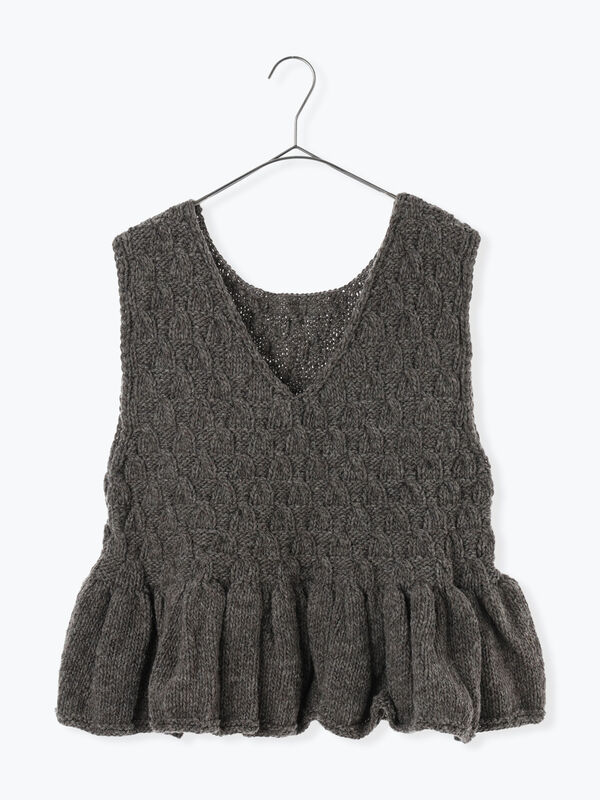 ペルーニット】裾フリル前後着ベスト（オフホワイト/チャコールグレー