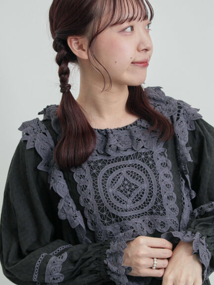 【WEB限定 Sサイズ】ドビーバテンレースワンピース（オフホワイト/ブラック/ブルー）｜TSUHARU by Samansa Mos2（ツハルバイサマンサモスモス）通販