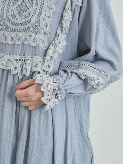 【WEB限定 Sサイズ】ドビーバテンレースワンピース（オフホワイト/ブラック/ブルー）｜TSUHARU by Samansa Mos2（ツハルバイサマンサモスモス）通販