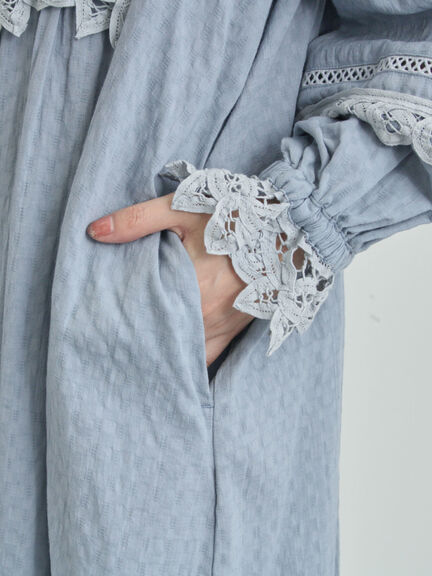 【WEB限定 Sサイズ】ドビーバテンレースワンピース（オフホワイト/ブラック/ブルー）｜TSUHARU by Samansa Mos2（ツハルバイサマンサモスモス）通販