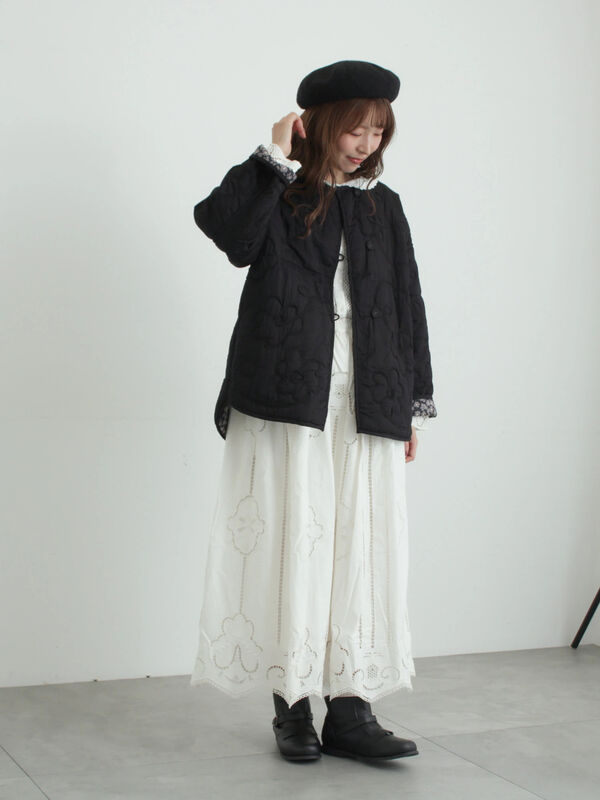 コード刺繍フラワー柄裏地キルトジャケット（ブラック/レッド/キナリ