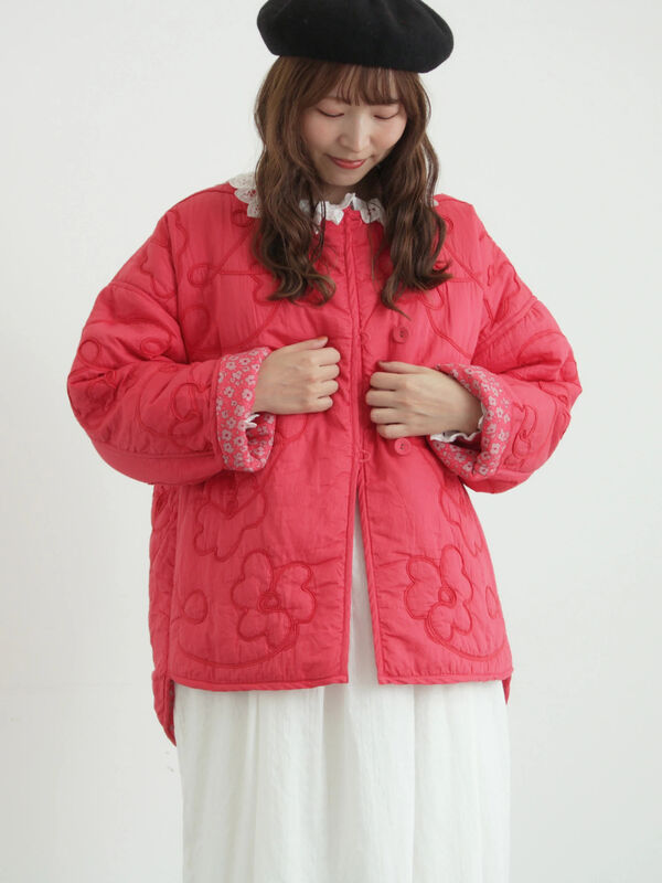 コード刺繍フラワー柄裏地キルトジャケット（ブラック/レッド/キナリ
