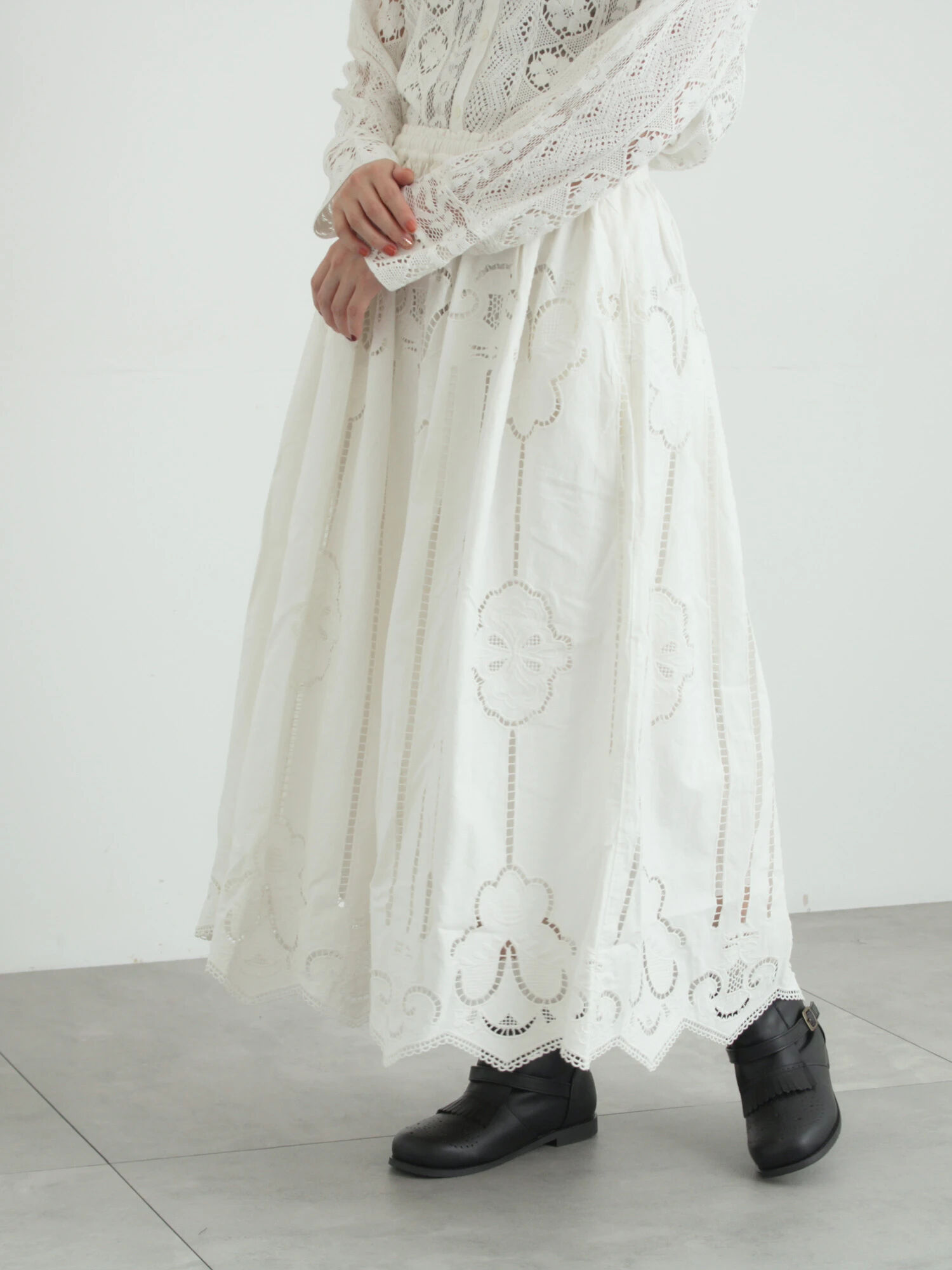 カットワーク刺繍裾スカラップスカート（オフホワイト/ブラック