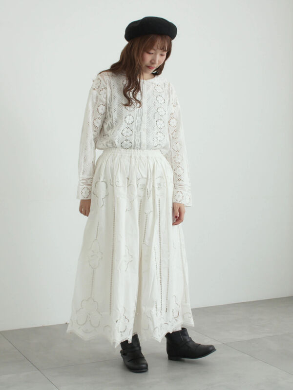 レースパッチワークセーラー襟ブラウス（オフホワイト/ブラック/ブルー