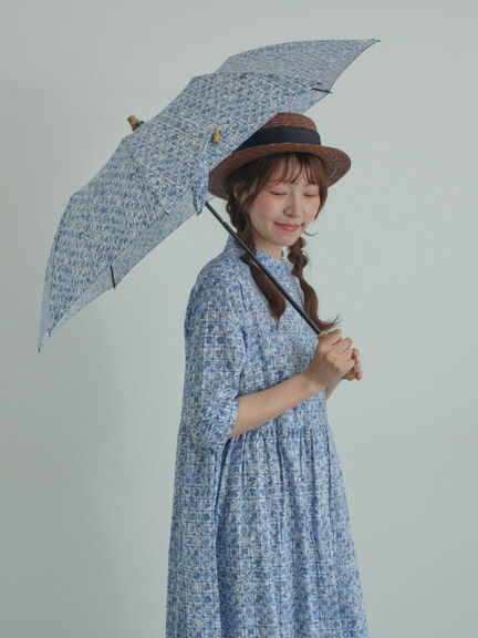 【LIBERTY FABRICS】Botanical Language柄日傘（ブルー/キナリ）｜TSUHARU by Samansa Mos2（ツハルバイサマンサモスモス）通販