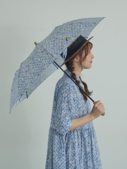 【LIBERTY FABRICS】Botanical Language柄日傘（ブルー/キナリ）｜TSUHARU by Samansa Mos2（ツハルバイサマンサモスモス）通販