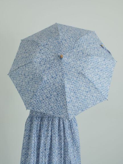 【LIBERTY FABRICS】Botanical Language柄日傘（ブルー/キナリ）｜TSUHARU by Samansa Mos2（ツハルバイサマンサモスモス）通販