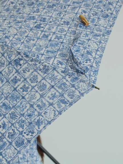 【LIBERTY FABRICS】Botanical Language柄日傘（ブルー/キナリ）｜TSUHARU by Samansa Mos2（ツハルバイサマンサモスモス）通販
