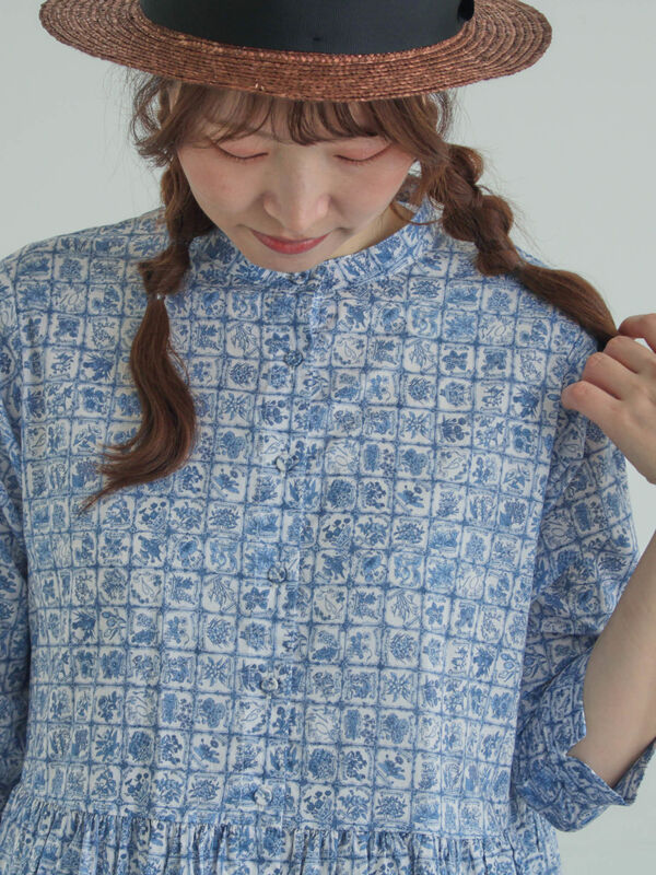 LIBERTY FABRICS】Botanical Language柄ワンピース（ブルー/キナリ
