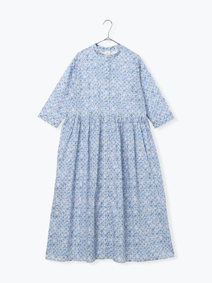 【LIBERTY FABRICS】Botanical Language柄ワンピース（ブルー/キナリ）｜TSUHARU by Samansa Mos2（ツハルバイサマンサモスモス）通販