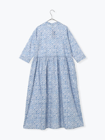 【LIBERTY FABRICS】Botanical Language柄ワンピース（ブルー/キナリ）｜TSUHARU by Samansa Mos2（ツハルバイサマンサモスモス）通販