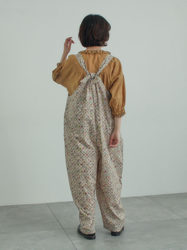 LIBERTY FABRICS】Botanical Language柄サロペット（ブルー/キナリ