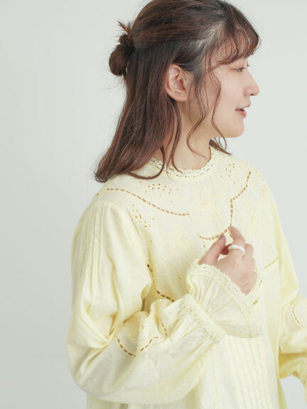 ドビーカットワーク刺繍ブラウス（オフホワイト/グレー/イエロー）｜TSUHARU by Samansa Mos2（ツハルバイサマンサモスモス）通販