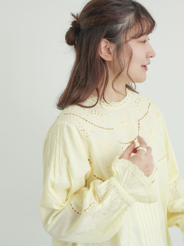 ドビーカットワーク刺繍ブラウス（オフホワイト/グレー/イエロー