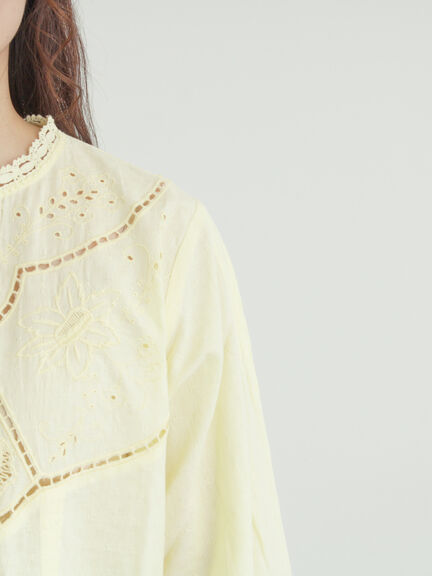 ドビーカットワーク刺繍ブラウス（オフホワイト/グレー/イエロー）｜TSUHARU by Samansa Mos2（ツハルバイサマンサモスモス）通販