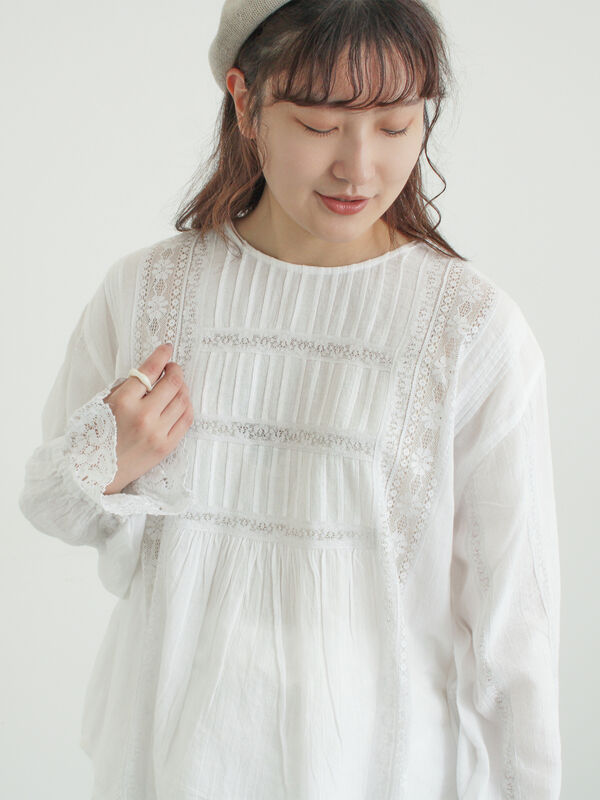 【WHITE COLLECTION】リバーレースピンタックブラウス（ホワイト）｜TSUHARU by Samansa Mos2（ツハルバイサマンサモスモス）通販