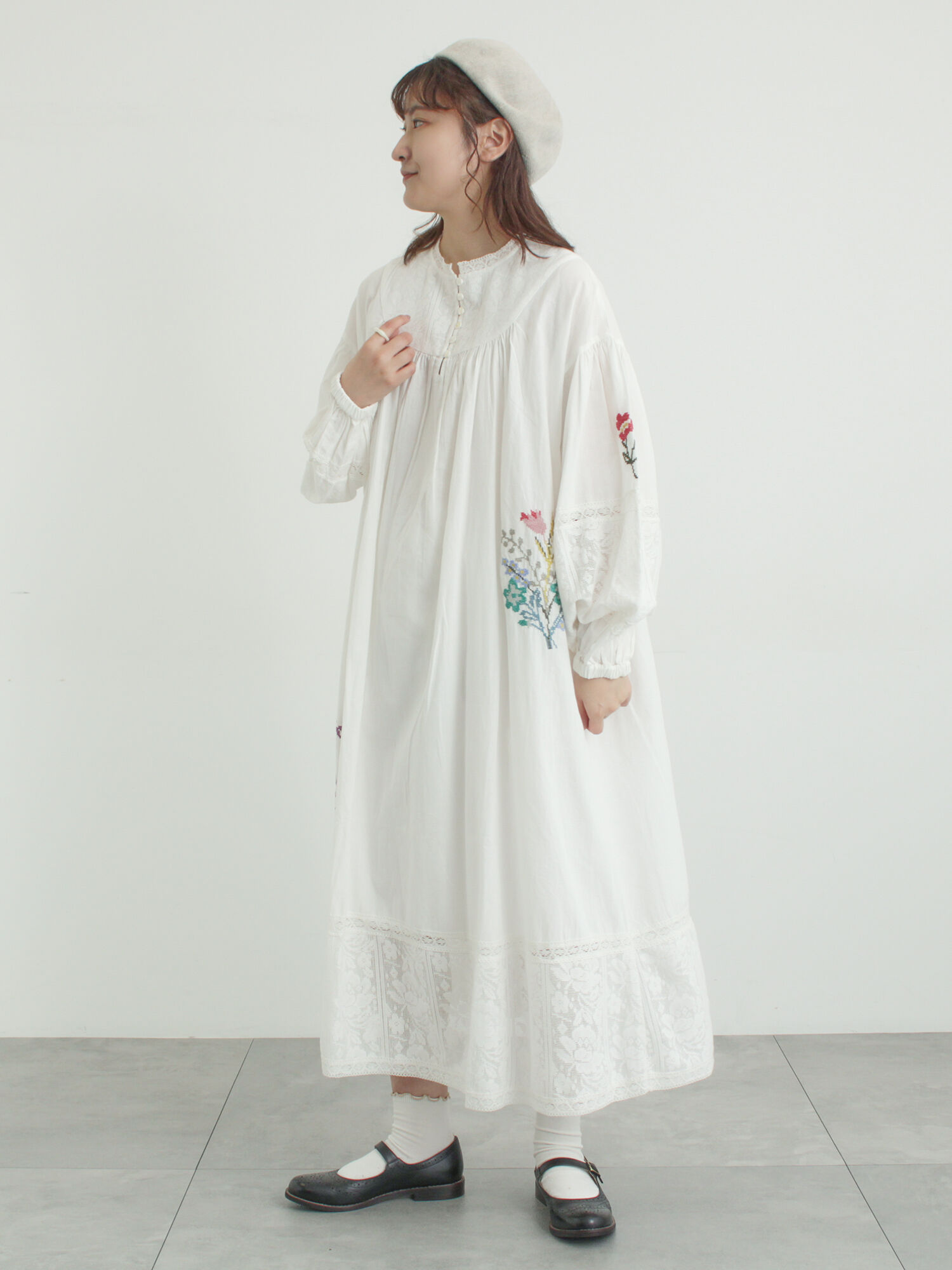 セール】 【WEB限定 Sサイズ】ランダム刺繍レース切替ワンピース（オフ